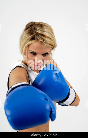 Young female boxer, punch de l'avant Banque D'Images