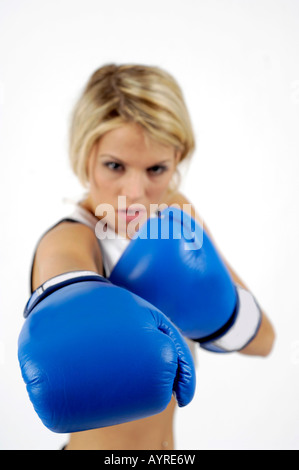 Young female boxer, punch de l'avant Banque D'Images