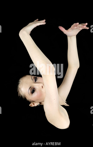 Jeune femme ballerine, ballerine, danse posent Banque D'Images