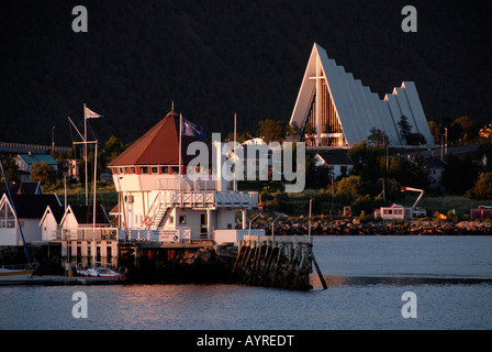 En face de port triangulaire moderne Christian Church, cathédrale arctique (Ishavskatedralen aka Tromsdalen Église), Tromsoe, ni Banque D'Images