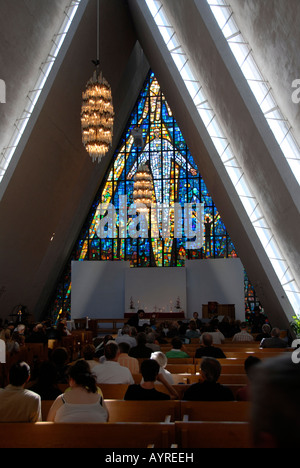 Service d'église en église moderne avec vitrail de la cathédrale de l'Arctique (Ishavskatedralen, aka Tromsdalen Église), Tromsoe, Banque D'Images