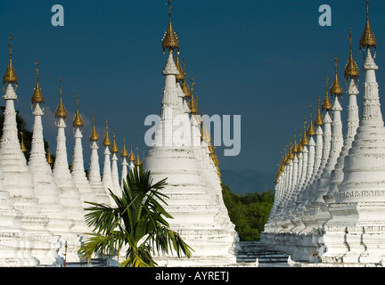 Beaucoup de blanc à pointe d'or stupas en trois rangées, Mandalay, Myanmar (Birmanie), en Asie du sud-est Banque D'Images