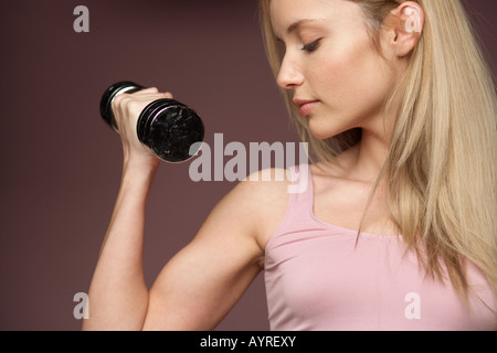 Jeune femme poids de levage Banque D'Images