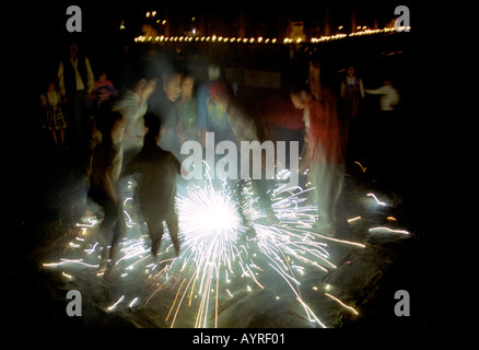 Septembre 1999 Katmandou Népal danse enfants fireworks Festival de ronde pendant Diwali Tihar Banque D'Images