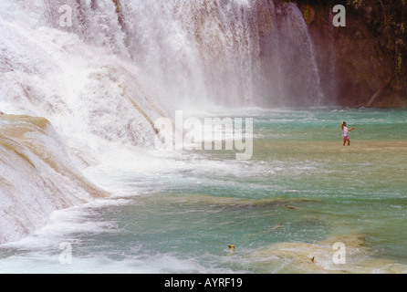 Août 1997 Chiapas Mexique pêcheur dans Rio Tulija au chutes d'Agua Azul Banque D'Images