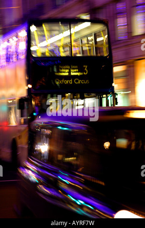 Double-decker bus de nuit, Regent Street, London, England, UK Banque D'Images