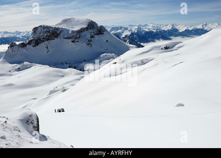 Les skieurs de fond en faisant une pause, gamme Rofan, Alpes autrichiennes, Tirol, Autriche Banque D'Images