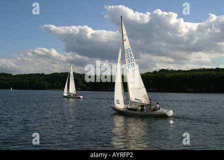 Bateaux à voile sur le lac Baldeney à Essen,Allemagne. Banque D'Images