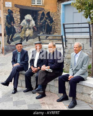 Groupe d'hommes âgés en pleine discussion dans le village de montagne de Fonni, Sardaigne, Italie Banque D'Images