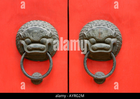 Heurtoirs de porte chinoise sur une porte pour le Temple du Bouddha de Jade, Shanghai, Chine Banque D'Images