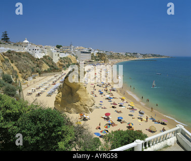 Portugal, Algarve, Albufeira plage principale avec rock Peneco Banque D'Images