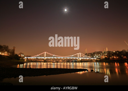 Chelsea Bridge de nuit, pleine lune, vu de la rive de la Tamise, Chelsea Embankment, London, England, UK Banque D'Images