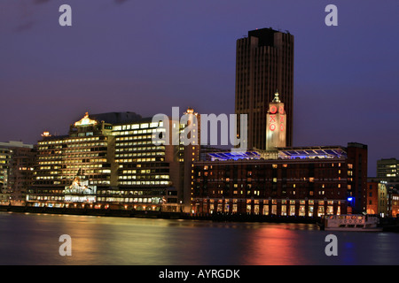 Oxo Turm avec restaurant à l'étage supérieur sur la rive sud de la Tamise, Londres, Angleterre, Royaume-Uni Banque D'Images