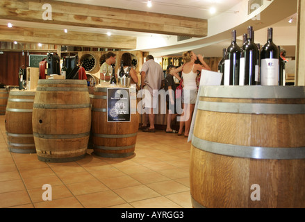 La dégustation de vin dans la cave à vin Vasse Felix, Margaret River, Australie Banque D'Images