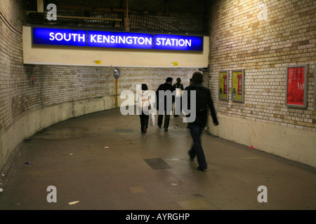 De passage, la station de métro South Kensington, London Underground, London, England, UK Banque D'Images