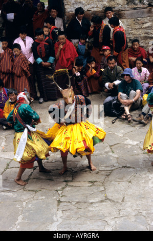 La danse à l'enterrement de Tangbi Mani Tsechu (festival), au Bhoutan Banque D'Images