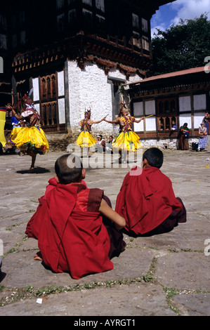 Les moines de l'enfant Tangbi Mani Tsechu (festival), au Bhoutan Banque D'Images