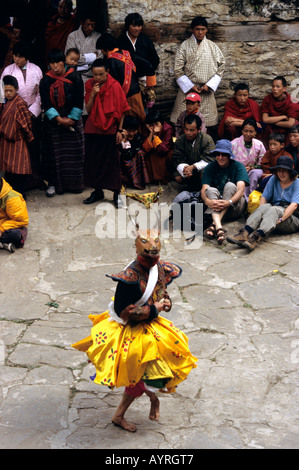 La danse à l'enterrement de Tangbi Mani Tsechu (festival), au Bhoutan Banque D'Images