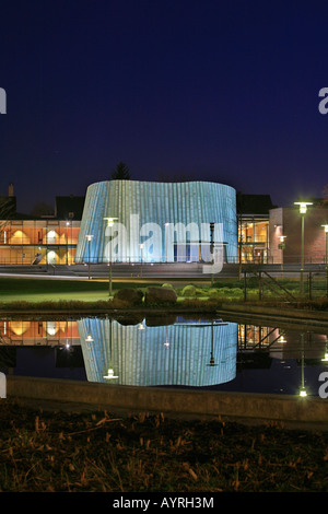 Nouvelle école de musique reflète dans un étang au crépuscule, une architecture unique, Berlin, Stuttgart, Bade-Wurtemberg, Allemagne Banque D'Images