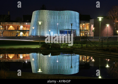 Nouvelle école de musique reflète dans un étang au crépuscule, une architecture unique, Berlin, Stuttgart, Bade-Wurtemberg, Allemagne Banque D'Images