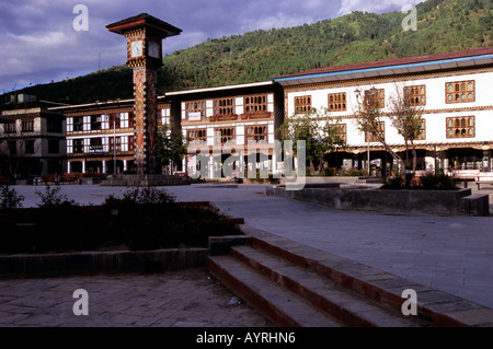 La place principale de Thimphu avec la tour de l'horloge, le Bhoutan Banque D'Images