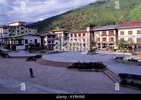 La place principale de Thimphu avec la tour de l'horloge, le Bhoutan Banque D'Images