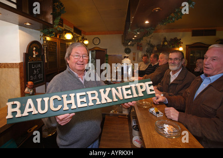 Winfried hôte Krahwinkel (gauche, holding sign reading "fumer bar') et ses invités pour protester contre le règlement récemment adopté interdit Banque D'Images