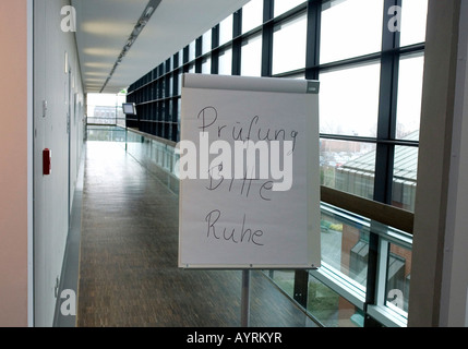 Signe (Allemand) : 'Examen en cours, s'il vous plaît silence' dans une école en Allemagne, Europe Banque D'Images