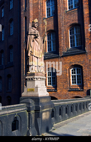 Statue de saint Ansgar sur le Trostbruecke Bridge et la construction de la société patriotique, Hambourg, Allemagne, Europe Banque D'Images