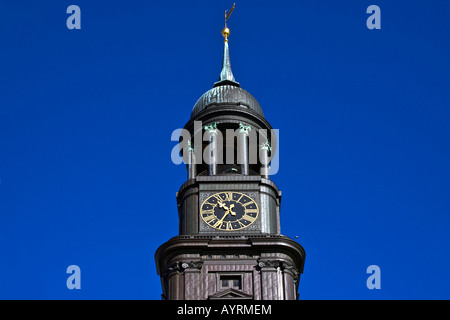 Haut de la tour et l'horloge de l'église Saint-Michel, Hambourg, Allemagne, Europe Banque D'Images