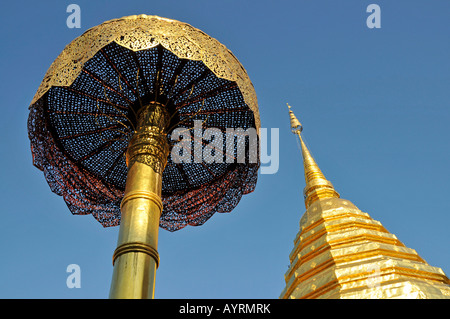 La pagode d'or (chedi) et golden umbrella (symbole de chance et de pouvoir), le Wat Phra That Doi Suthep Temple, Chiang Mai, Thaïlande, de sorte Banque D'Images