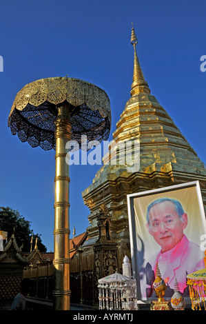 Autel et photo du roi Bhumiphol Adulyadej thaïlandais, Wat Phra That Doi Suthep Temple, Chiang Mai, Thaïlande, Asie du Sud-Est Banque D'Images