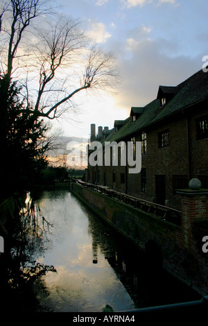 Tudor Grange au crépuscule Banque D'Images