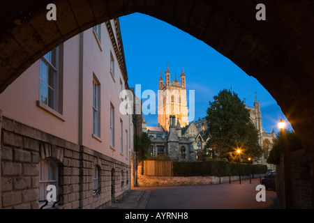 La cathédrale de Gloucester dans la nuit vu par St Marys Gate Banque D'Images