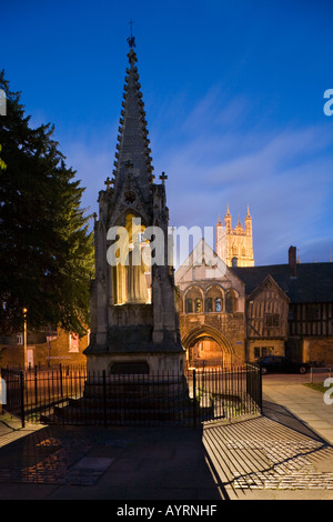 St Marys, Gloucester Square de nuit avec l'Évêque Monument Hoopers, St Marys Gate et de la cathédrale de Gloucester Banque D'Images