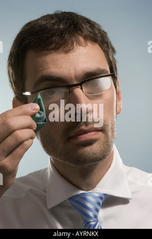 Businessman nettoyant sa buée lunettes de Banque D'Images