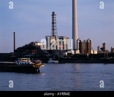 D-Ludwigshafen am Rhein, Rhin, Rhénanie-Palatinat, promenade du Rhin, BASF Plant, usine, industrie chimique, Rhin paysage, rivière paysage, paysage industriel, l'humeur du soir, d'un cargo, d'un cargo sur le Rhin, cargo, fret, colis Banque D'Images