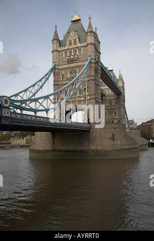 Le Tower Bridge et la Tamise Londres Angleterre de près de Butler's Wharf sur la rive sud Banque D'Images