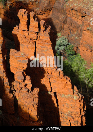 Vue sur les gorges rouges de l'Oxer Lookout, parc national de Karijini, Région du Pilbara, Australie Banque D'Images