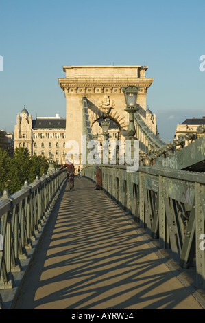 Hongrie Budapest Pont des Chaînes sur le Danube le Four Seasons Hotel Gresham Palace à distance Banque D'Images