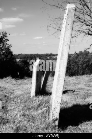 Vue latérale des pierres tombales dans le cimetière au sommet d'une colline. Banque D'Images