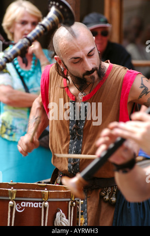 Musicien batteur au festival Terra de Trobadors castello de empuries costa brava espagne catalogne Banque D'Images