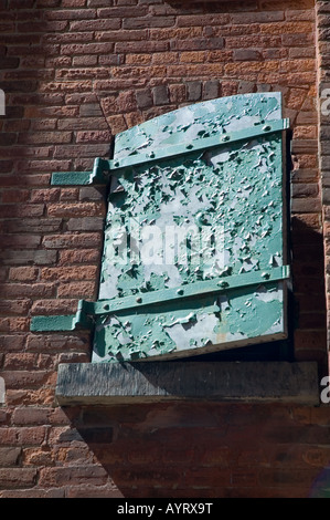 Fenêtre à volets dans une ancienne usine Banque D'Images
