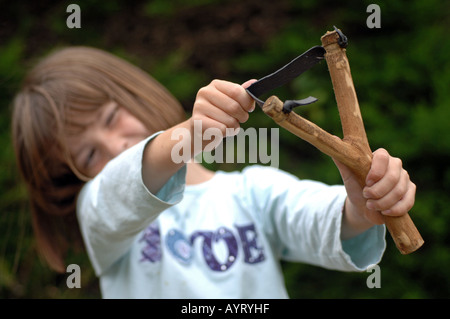 Jeune fille à l'aide d'une catapulte ou slingshot Banque D'Images