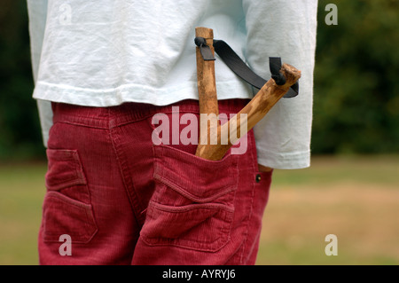 Catapult ou slingshot dans une poche arrière de childs Banque D'Images