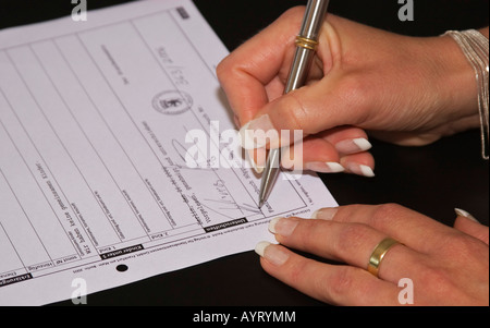 La signature de la licence de mariage femme au register office, Berlin, Germany, Europe Banque D'Images