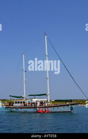 Les bateaux qui transporte les touristes à l'île de Gioura Alonisos Mer Egée Sporades Banque D'Images