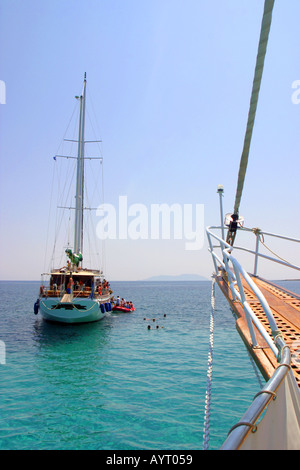 Les bateaux qui transporte les touristes à l'île de Gioura Alonisos Mer Egée Sporades Banque D'Images