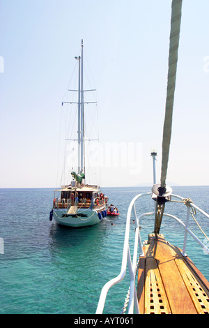 Les bateaux qui transporte les touristes à l'île de Gioura Alonisos Mer Egée Sporades Banque D'Images