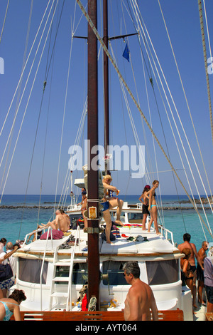 Les bateaux qui transporte les touristes à l'île de Gioura Alonisos Mer Egée Sporades Banque D'Images